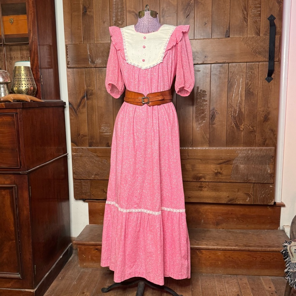 Vintage 1970s prairie caftan style ditsy floral bubblegum pink dress with lace
